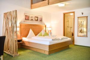 מיטה או מיטות בחדר ב-Burg Hotel Feldberg