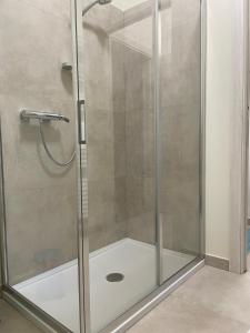 een douche met een glazen deur in de badkamer bij Cale Verde in Cagli