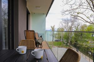 Balkón alebo terasa v ubytovaní Platán Beach Apartman with lakeview