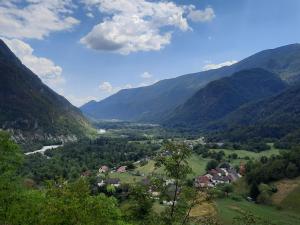 - Vistas al valle de las montañas en Stara Hiša, en Log Čezsoški