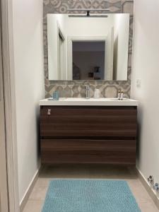 een badkamer met een wastafel en een spiegel bij Cale Verde in Cagli