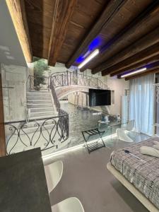 Cette chambre comprend un lit et un balcon avec un pont. dans l'établissement City Fun, à Rovigo