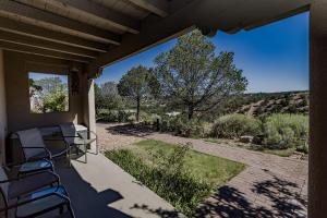 una vista desde el porche de una casa con sillas en Artist Road #30, 2 Bedrooms, Fireplace, Pool Access, Washer/Dryer, Sleeps 4, en Santa Fe