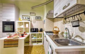 Köök või kööginurk majutusasutuses 2 Bedroom Beautiful Home In Villanova Dalbenga