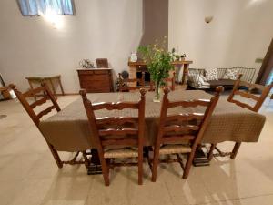 een eetkamer met een tafel en stoelen en een kamer met: bij Loft, Il Giardino Sabino in Palombara Sabina