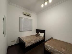 Tempat tidur dalam kamar di ZAMALEK Home 2 BDR new fully equipped cozy apartment