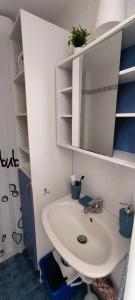 Ванна кімната в Azure Waves - Apartment by the sea in Pefkochori