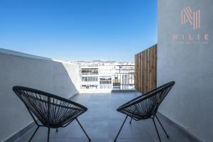 twee zwarte stoelen op een balkon met uitzicht bij V1 Penthouse, Nilie Hospitality MGMT in Thessaloniki