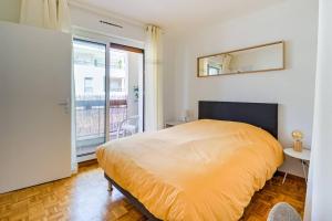 Un dormitorio con una cama grande y una ventana en BEAU T3 grand balcon plage/calanques/Vieux Port en Marsella