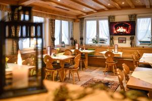 un ristorante con tavoli, sedie e finestre di Burg Hotel Feldberg a Feldberg