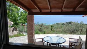 einen Tisch mit Stühlen und Meerblick in der Unterkunft FOUR INDEPENDENCE HOUSES BY THE SEA in Glífa