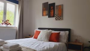 Llit o llits en una habitació de Cozy Bedroom with Garden View