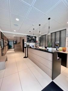 A cozinha ou cozinha compacta de Le Cornouaille Hotel & Spa