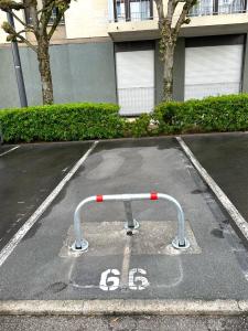 - un parking avec un porte-vélos dans l'établissement La Loire Paisible - 10mn Centre ville, à Orléans
