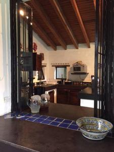 a kitchen with a counter with bowls on it at Hermosa Casa Tipica en Malinalco in Malinalco