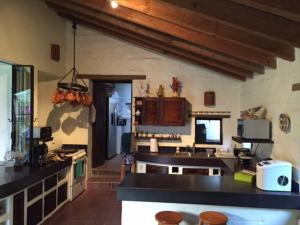 a large kitchen with a counter top and a counter top at Hermosa Casa Tipica en Malinalco in Malinalco