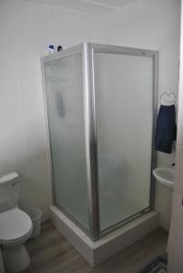 Un baño con ducha, inodoro y lavabo. en 201 Hexrivier, en Hartenbos 8 fotos más