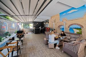 una representación de un restaurante con gente sentada en las mesas en City Moonlight Apart Hotel, en Antalya