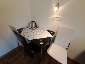 Vinica的住宿－SUN RIVER KOLPA Ap2，一张带椅子的小桌子和茶壶