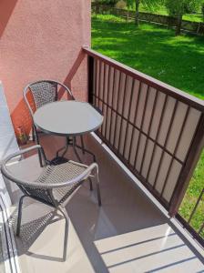 einen Tisch und einen Stuhl auf dem Balkon in der Unterkunft Apartament Frombork in Frombork