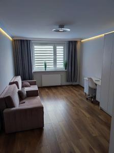 sala de estar con sofá y escritorio en Apartament Frombork en Frombork