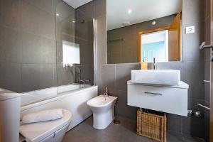 Ένα μπάνιο στο Oasis beach apartment +14 φωτογραφίες