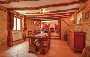 een eetkamer met een tafel en stoelen in een kamer bij 3 Bedroom Awesome Home In Terrasspn-lavilledieu in Bouillac