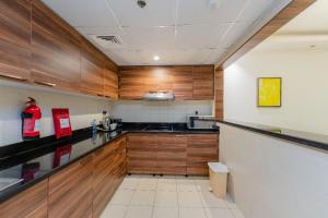 Kuchyň nebo kuchyňský kout v ubytování City Stay Prime Hotel Apartments - Al Barsha