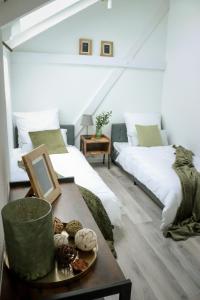 een slaapkamer met 2 bedden en een tafel met een spiegel bij Fachwerkcharme: Wohnen in großer Maisonettwohnung in Villingen-Schwenningen