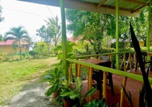 una vista sul giardino dal portico di una casa di La Villa Alta a Siquijor