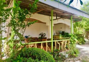 una casa con una veranda con colonne verdi di La Villa Alta a Siquijor