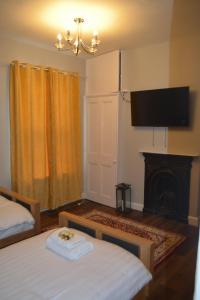 TV a/nebo společenská místnost v ubytování Luxury home in York - sleeps -5 , Free parking ,