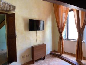 A television and/or entertainment centre at Grazioso appartamento in centro storico