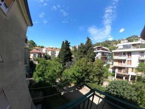 d'un balcon offrant une vue sur la ville. dans l'établissement Apartment Gentile a 200 metri dal mare, à Albissola Marina