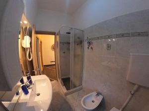 A bathroom at Apartment Gentile a 200 metri dal mare