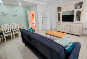 Televízia a/alebo spoločenská miestnosť v ubytovaní Apartamentos Rodeiramar 2A