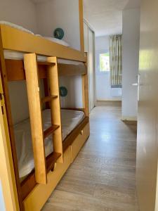 フォン・ロムーにあるLE PEDROU T2 #401 vue Cerdagneの二段ベッドと廊下が備わる客室です。