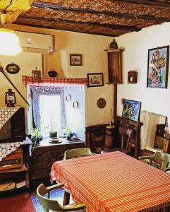 una camera con letto, scrivania e finestra di Etno kuca Petrovic a Štrpce