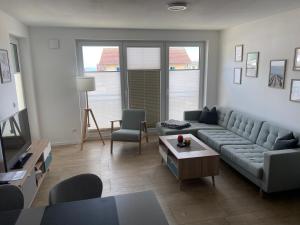 ein Wohnzimmer mit einem Sofa und einem Tisch in der Unterkunft Haus Edith in Sassnitz