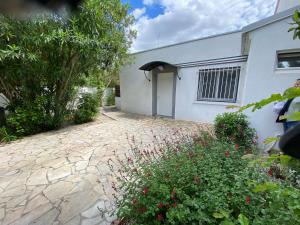 Jolie Villa avec jacuzzi Hôpitaux facultés في مونبلييه: منزل أمامه ممر حجري