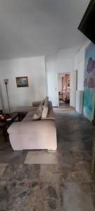 białą kanapę w salonie w obiekcie A flower house w mieście Mantoúkion
