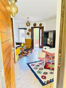 Casa Do Cairo - Rehab City في القاهرة: غرفة معيشة مع طاولة وكرسي