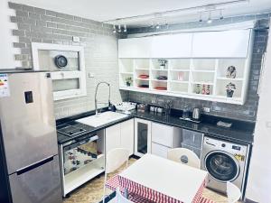 una cucina con lavandino e lavatrice/asciugatrice di Casa Do Cairo - Rehab City a Il Cairo Altre 109 foto