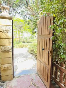 una puerta de madera abierta que conduce a una entrada en Casa Do Cairo - Rehab City en El Cairo