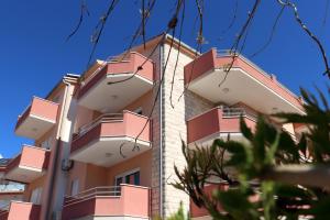 un edificio con balcones en un lateral en Rooms Zvonimir en Split