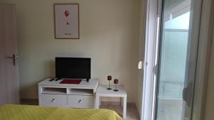 TV a/nebo společenská místnost v ubytování KALLIÁNI HOUSE vila kiki