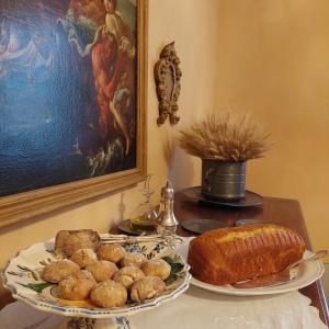 una mesa con un plato de comida y un plato de pan en Casa Rovelli, en Alfiano Natta