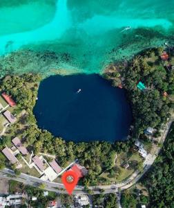 una vista aérea de un lago en el océano en Casita con cama King, tina de baño, A/A y Netflix en Bacalar