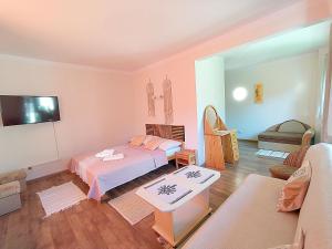1 dormitorio con 2 camas y sofá en Willa Mozaika, en Zakopane