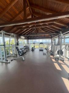 Fitness centrum a/nebo fitness zařízení v ubytování Golf, sea and mountain views + 37 fotografií